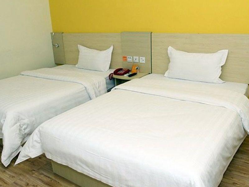 7 Days Inn Chengdu East Railway Station West Squar Екстериор снимка